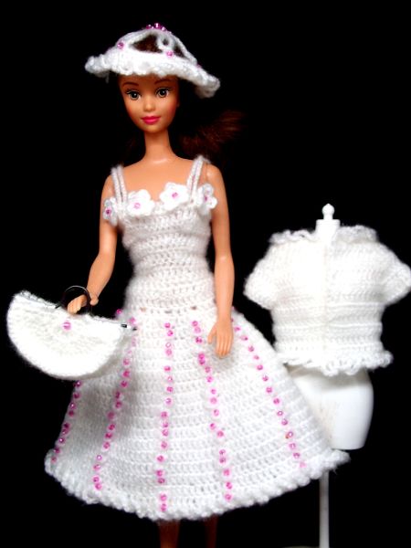 Vierteiliges Häkelset für Barbie mit Ausgehkleid mit Jacke Hut und Tasche