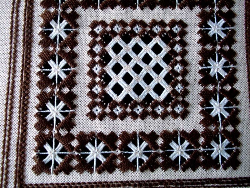 achteckige Hardanger Deckchen mit weißer Füllung