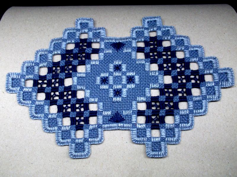 blaue Hardanger Restedecke 18 cm x 11 cm  mit umwickelten Stegen