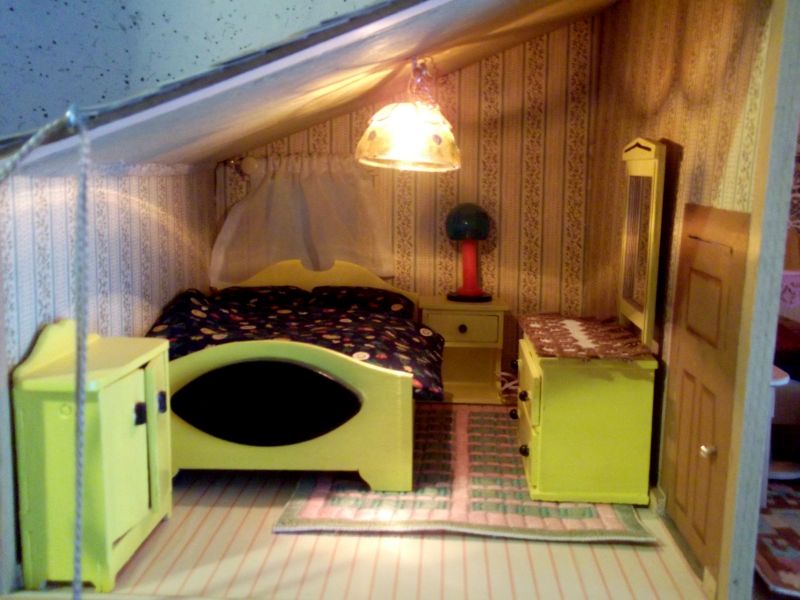 gelbe Zimmer aus dem Puppenhaus eingerichtet
