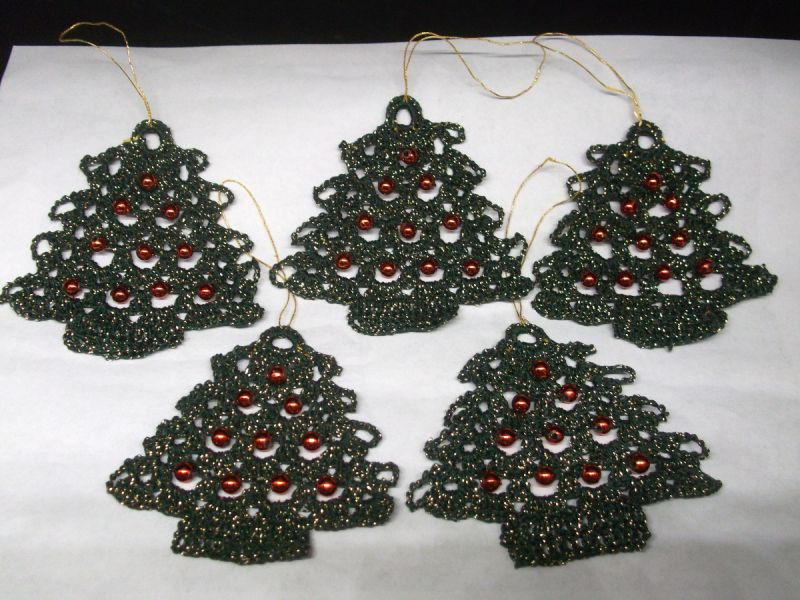 gehäkelte Tannenbäume mit Kugeln für den Weihnachtsbaum
