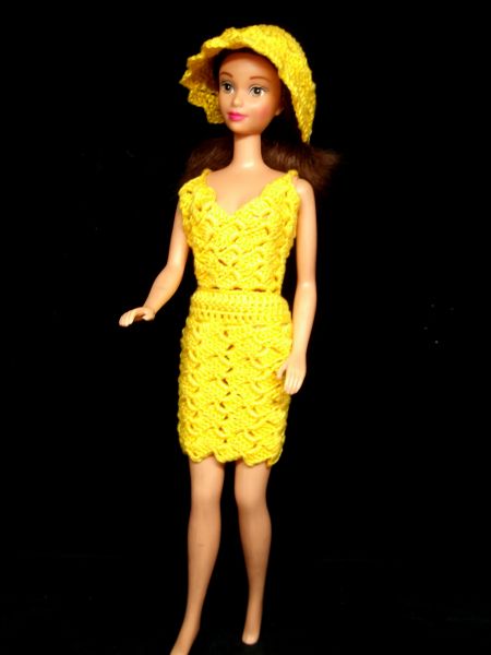 gelbes Häkelkleid mit Muster und Hut