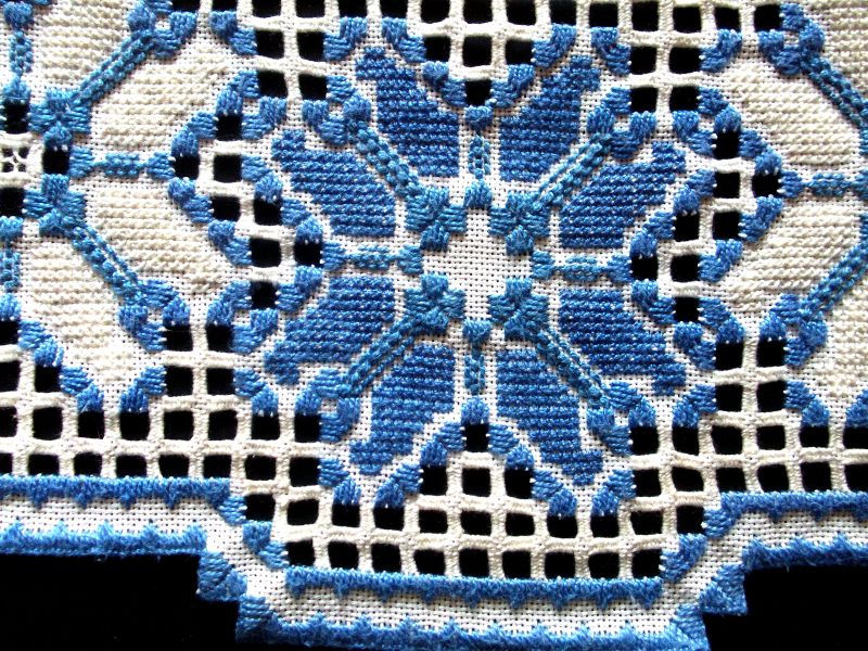 Blau gestickte Decke blaues Muster