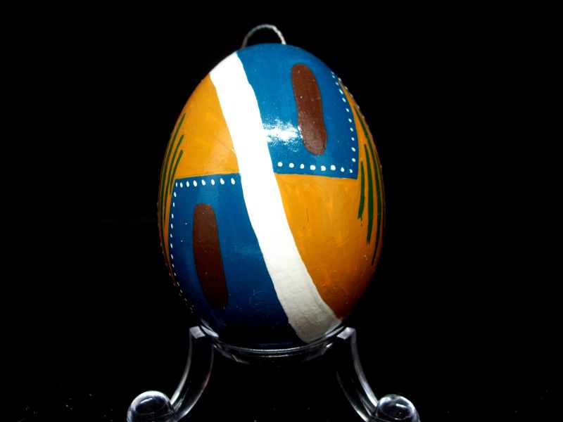 blau-ockerfarbenes Ei mit grünen Streifen und braunen Balken 1