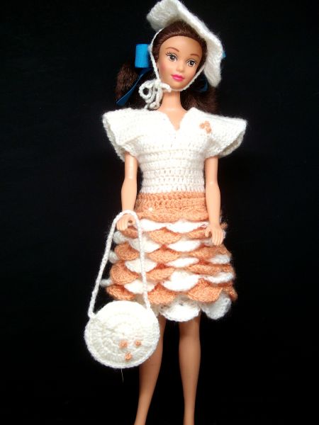 Weiß- lachsfarbenes Häkelkleid mit Stufenmuschelmuster für Barbie