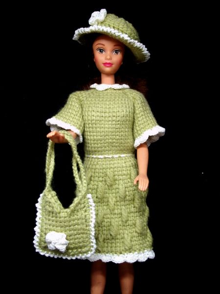 grünes tunesisch gehäkeltes Kleid mit weißem Zierrand mit Hut und Tasche