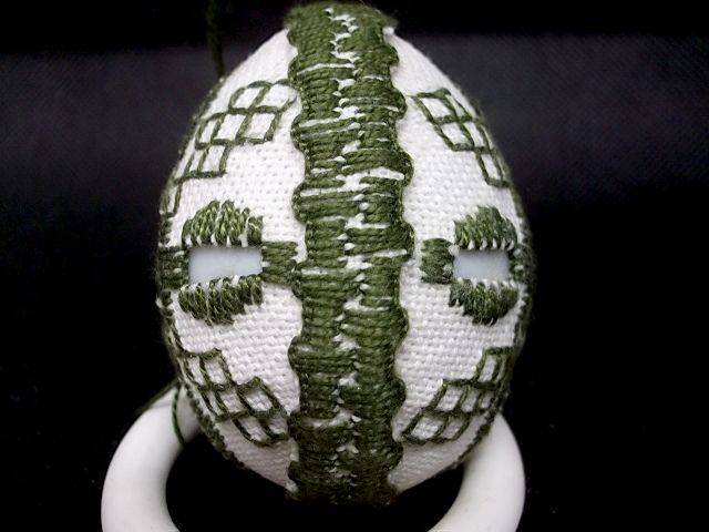 Hardanger Ei mit grün auf weiß gestickt Zierborte