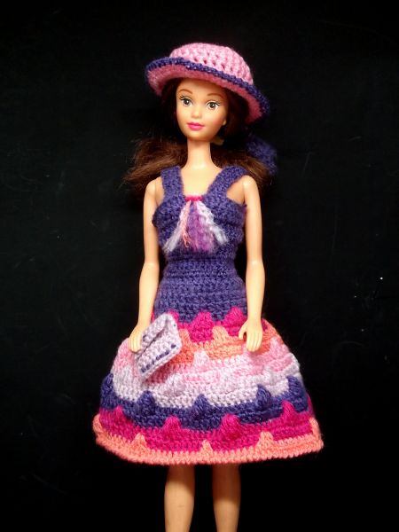 Sommerkleid für Barbie gehäkelt mit fünf Farben mit Hut und Tasche