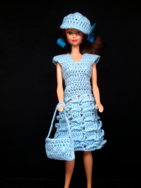 blau gehäkeltes Kleid mit Schirmmütze und Tasche