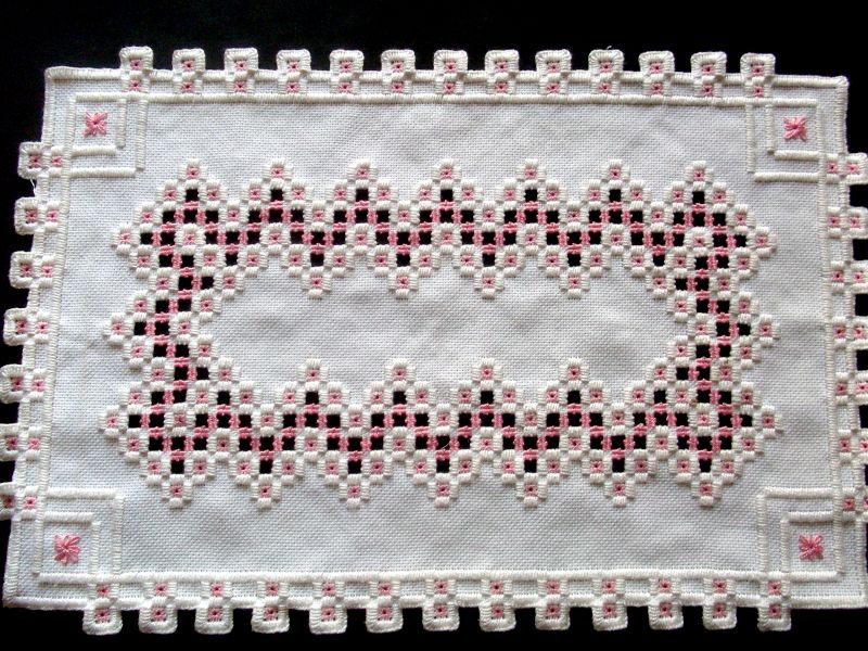 weiße Hardanger Tischdecke mit rosa Füllung