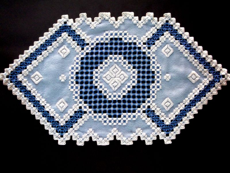 Blaue Hardanger Decke mit weiß gestickt