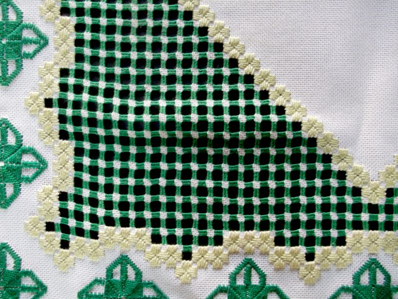 hellgrün und dunkelgrün auf weiß gestickter Decke mit dunkelgrüner Füllung Mittelmuster 