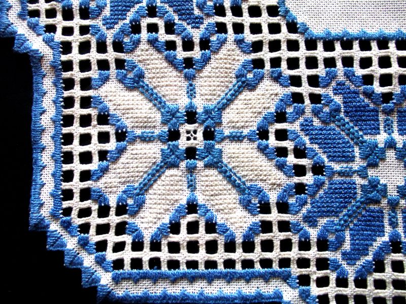 blau gestickte Decke weißes Muster