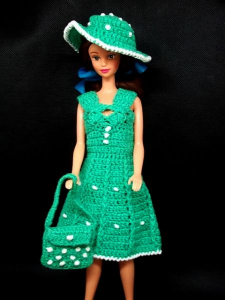 grünes Barbie-häkelkleid mit weißen Punkten