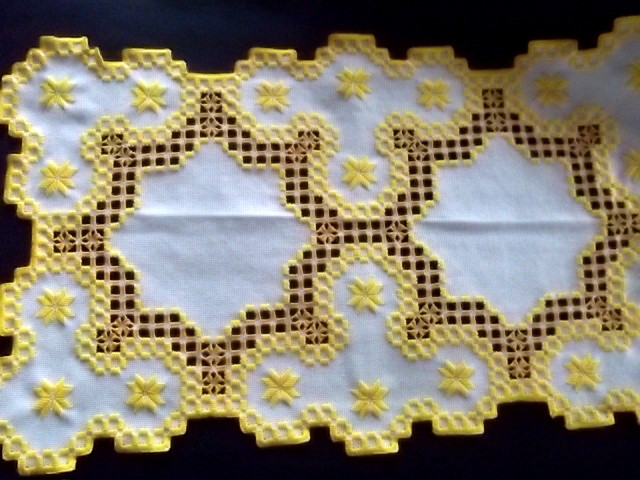 Hardanger Decke gelb auf weiß gestickt