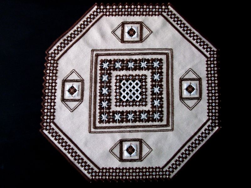achteckiges Hardanger Deckchen mit weißer Füllung