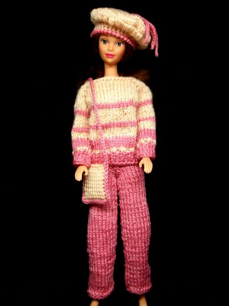 gestrickte Kombination für Barbie bestehend aus altrosa Hose mit altrosa-beigem Pullover mit Hut und Tasche