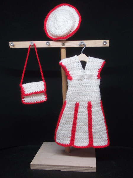 weißes Häkelkleid mit roten Zierstreifen Ständer