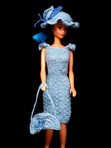 blaues Strickkleid mit Hut und Tasche