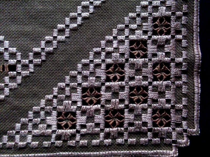 braun gestickte Decke mit dunkelbrauner Füllung Eckenmuster