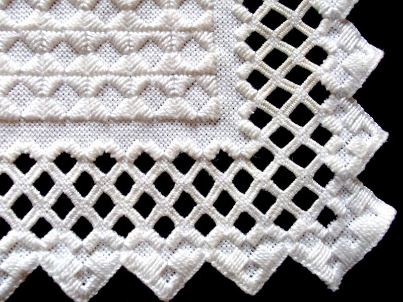Hardanger Decke in weiß gestickt umwickelte Stege