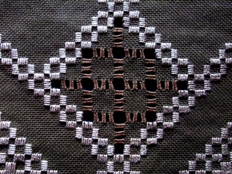 braun gestickte Hardanger Decke mit dunkelbrauner Füllung Mittelmuster