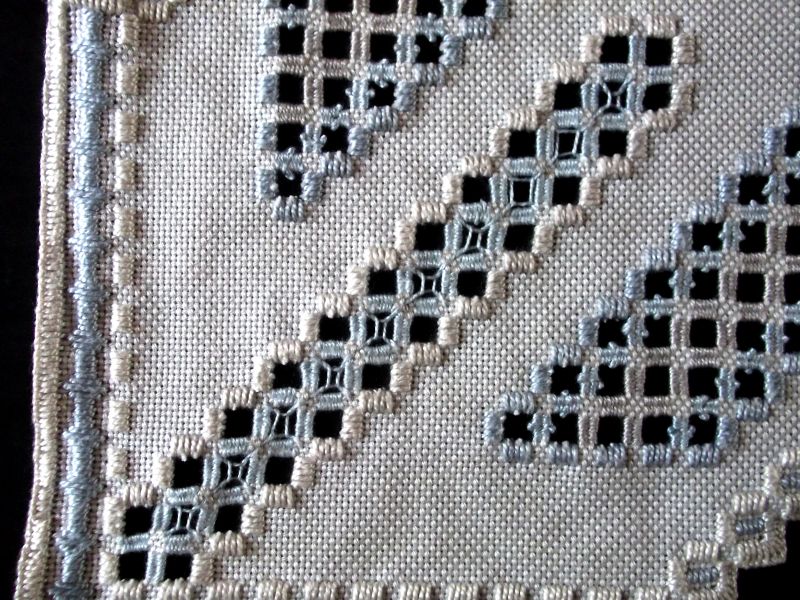 Quadratisches Deckchen in grau mit hellblauer Füllung Streifenmuster