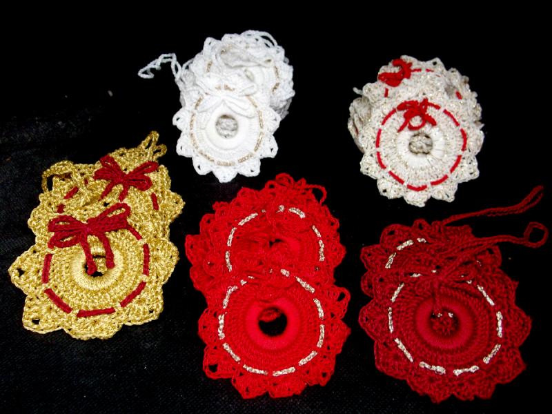 verschiedene Häkelkränze als Tannenbaumschmuck