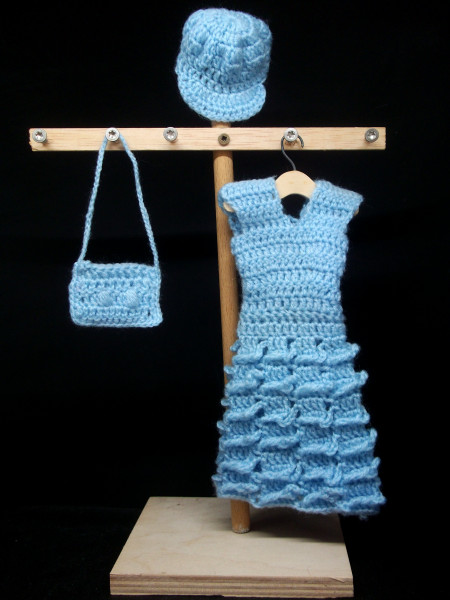 Blau gehäkeltes Kleid mit Hut und Tasche
