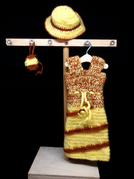 braun- gelb gehäkeltes Kleid
