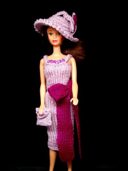 lilafarbenes Strickkleid mit lila Schleife mit Hut und Tasche