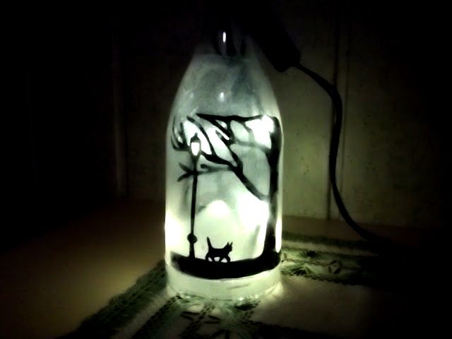 Lampe Katze bei Nacht