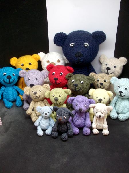 Gruppenbild mit Teddys geh&auml;kelt