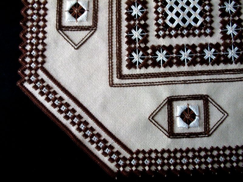 Achteckiges Hardanger Deckchen mit weißer Füllung