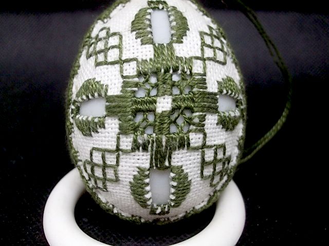 Hardanger Ei mit grün auf weiß gestickt