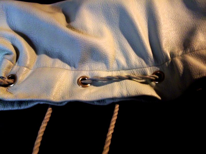 türkise Lederhandtasche genäht zum Zuziehen Ösen