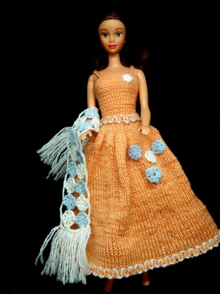 Häkelstrickabendkleid für Barbie mit Blümchen am Rock und Blümchenstola