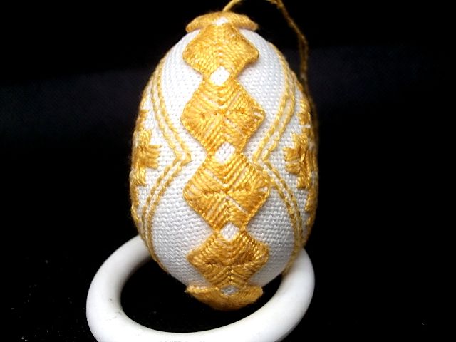gelbes Hardanger Ei mit Schlingenspinnen und einem Schmuckrand