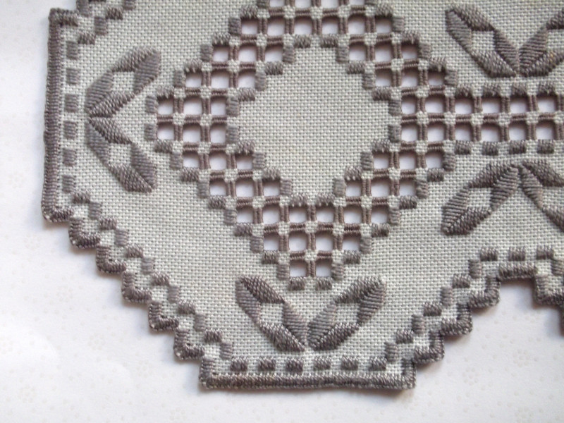 graues Deckchen mit umwickelten Stegen Muster