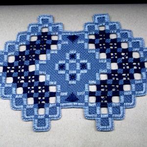 blaue Hardanger Restedecke 18 cm x 11 cm mit umwickelten Stegen