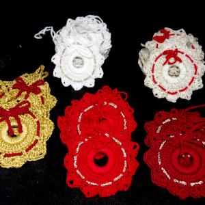 verschiedene Häkelkränze als Tannenbaumschmuck