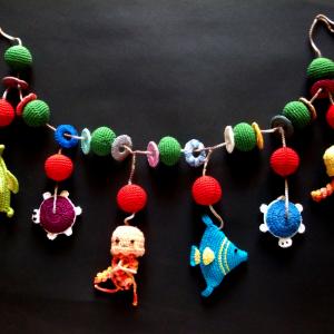 Kinderwagenkette gehäkelt mit Wassertieren