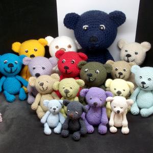 Gruppenbild mit Teddys gehäkelt