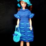 Blau gehäkeltes Kleid mit hellblauen Zierbändert und Hut und Beutel für Barbie