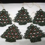 gehäkelte Tannenbäume mit Kugeln für den Weihnachtsbaum