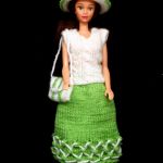 Zweifarbiges Strickkostüm in grün- weiß mit weißem Durchzugfaden mit Hut und Tasche für Barbie