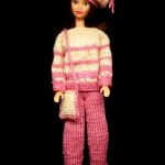 gestrickte Kombination für Barbie bestehend aus altrosa Hose mit altrosa-beigem Pullover mit Hut und Tasche