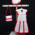 weißes Häkelkleid mit roten Zierstreifen Ständer