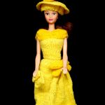 zweifarbiges gelbes Strickkleid für Barbie mit Hut und Tasche