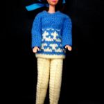 Gelb-blauer Hosenanzug gehäkelt mit Muster im Pullover für Barbie